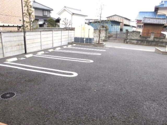 行田市門井町１丁目のアパート【駐車場】