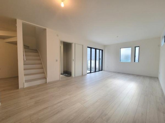 大きな窓から光が差し込む明るい室内です。ホワイト基調の床材で開放感があります。収納も備え付けられておりすっきりとした空間を実現できます。階段やバルコニーへのアクセスも便利です。