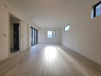 大きな窓から自然光がしっかり差し込み室内が明るく感じられます。床はナチュラルな色合いで全体的にすっきりした印象です。長方形のレイアウトで使いやすい空間です。引き戸で空間を仕切ることもできます。
