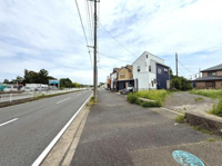前面道路が広々としており車の出し入れがスムーズに行えます。周辺は開放感があり空が広く感じられます。歩道も整備されているため安心して利用できます。静かな住宅エリアの雰囲気が感じられます。