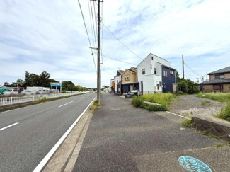 前面道路が広々としており車の出し入れがスムーズに行えます。周辺は開放感があり空が広く感じられます。歩道も整備されているため安心して利用できます。静かな住宅エリアの雰囲気が感じられます。