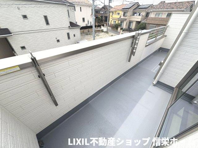 第3伊奈小室【バルコニー】二部屋から出入り可能なバルコニー