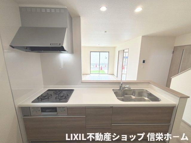 第3伊奈小室【キッチン】使い勝手のよい三口コンロのシステムキッチン。浄水器付き