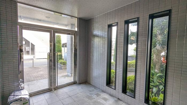 採光が取れて明るいエントランス