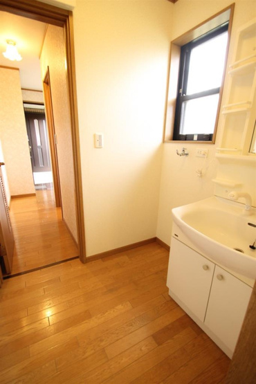 別の部屋の写真となりますので、現況優先となります。