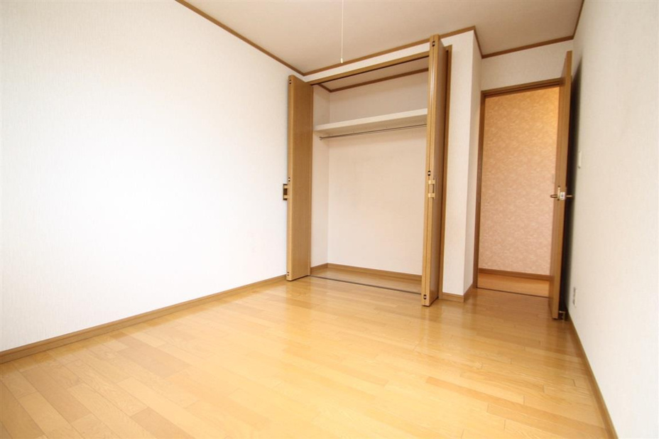 別の部屋の写真となりますので、現況優先となります。