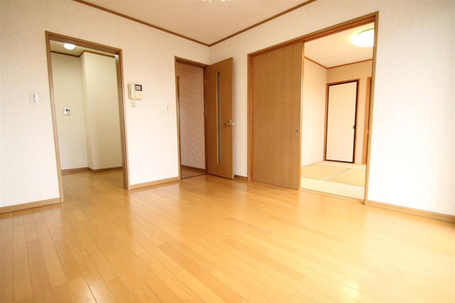 別の部屋の写真となりますので、現況優先となります。