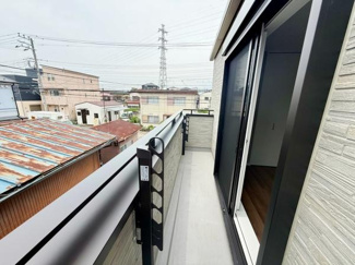 バルコニーは開放的な空間が広がり外の景色を眺めることができます。スライドドアで室内とスムーズに行き来でき洗濯物干しにも便利です。手すりや壁面部分もデザインされています。