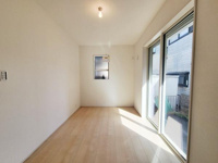 洋室には大きな窓があり日差しがしっかりと入り込みます。シンプルな内装ですっきりとした空間です。床が明るい色合いで部屋全体が軽やかな印象となっています。清潔感のある壁紙も魅力です。