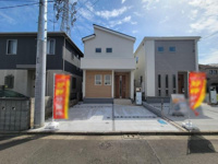 駐車場が敷地内にあり車の出し入れがしやすい設計です。前面道路が広めでスムーズな駐車が可能です。スペースも十分確保されていますので使い勝手が良いです。敷地内に車を停められるため利便性が高いです。