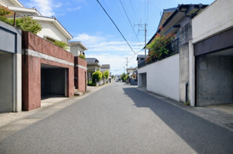 鹿児島市千年１丁目中古戸建【前面道路含む現地写真】堀車庫付です。前面道路も広々しています。