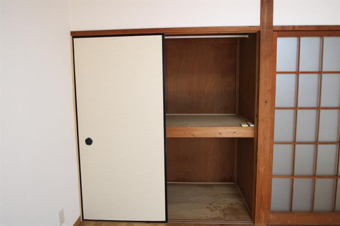布団や荷物の収納に便利な押し入れ付き。
