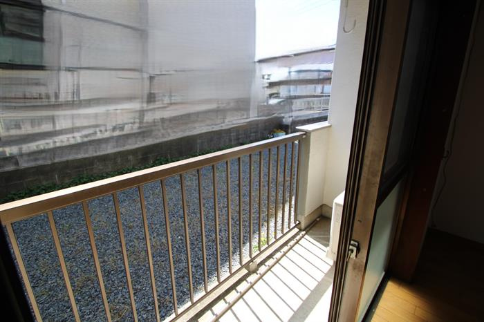明るい日差しが入る南側バルコニー。