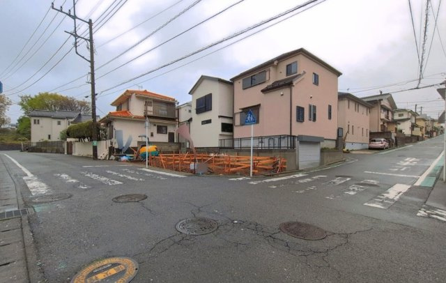 横浜市港南区東永谷１丁目の新築一戸建【前面道路含む現地写真】