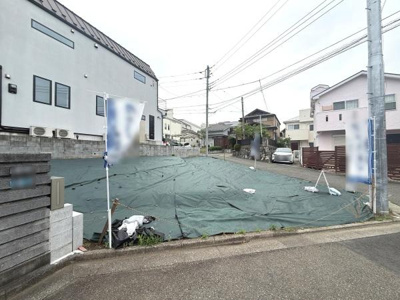 閑静な住宅街に位置する更地です。周囲には整った住宅が立ち並び落ち着いた環境です。整形地のため建築プランも立てやすい土地となっております。前面道路も広くアクセスも快適です。