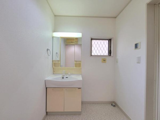 シンプルなデザインの洗面台が配置されており毎日の身支度に活用しやすい空間です。小窓もあり自然光が入るので明るさを感じられます。壁面が広いため清潔感がありお好みで収納を追加することも検討しやすいです。