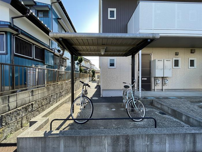 屋根付き駐輪場あります