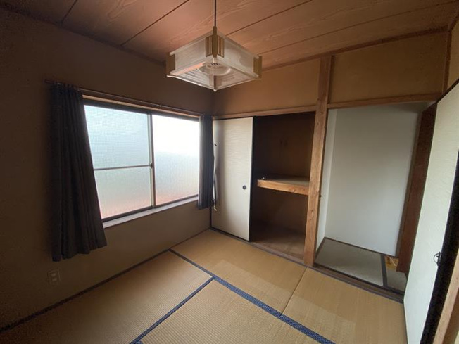 和室には押し入れがあります。