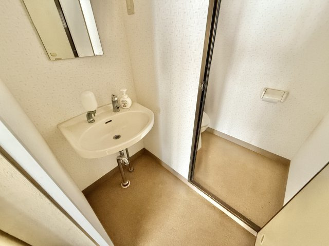 甲府市宝2丁目　事務所付住宅【洗面所】1階洗面