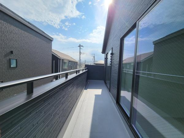 バルコニーは開放感のある空間が広がっています。陽当たりも良好で外の景色も楽しめる仕様です。シンプルなデザインで様々な使い方に対応できます。手すりや壁もスタイリッシュな印象です。