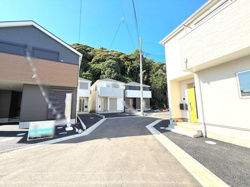 リビングダイニングは広々とした約15.6帖の空間です。全居室には収納が設けられており片付けがしやすい設計です。バルコニーは2部屋からの出入りが可能です。駐車スペースも確保されています。