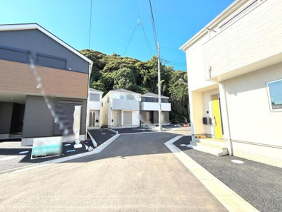 リビングダイニングは広々とした約15.6帖の空間です。全居室には収納が設けられており片付けがしやすい設計です。バルコニーは2部屋からの出入りが可能です。駐車スペースも確保されています。