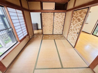 やわらかな光が差し込む和室です。畳の風合いが落ち着いた雰囲気を演出しています。障子とふすまが調和し空間がすっきりとしています。隣室との行き来もスムーズにできます。縁側からの眺めも楽しめます。