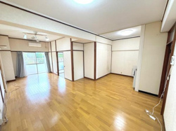 リビングは広々とした空間で開放感があります。大きな窓から自然光がたっぷり入ります。床の色合いが明るくお部屋全体を爽やかな印象にしています。壁や天井がシンプルなため家具のレイアウトがしやすいです。
