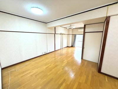 広々としたリビングでゆったりとした空間が広がっています。明るい照明が室内をしっかりと照らしてくれます。木目調のフローリングが印象的ですっきりとした室内です。仕切り扉があり空間を柔軟に使えます。