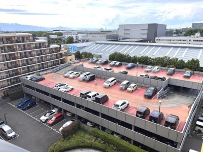 敷地内に立体駐車場が完備されており多くの車を収容できます。建物との距離も近く移動も快適です。車の出し入れがしやすい設計となっています。