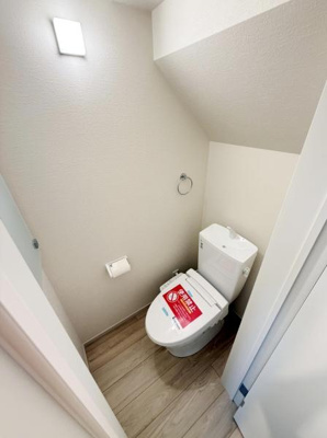 シンプルで清潔感のあるトイレ空間です。窓があり明るさと換気を確保できます。床のデザインも使いやすい仕様です。手洗いも付いていて便利です。スペースを有効活用した配置になっています。