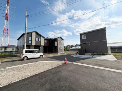 スタイリッシュな外観が印象的な建物です。異なる色調の外壁材がアクセントになっています。窓が多数配置されており外の光をしっかり取り入れます。シンプルでモダンなデザインが特徴です。