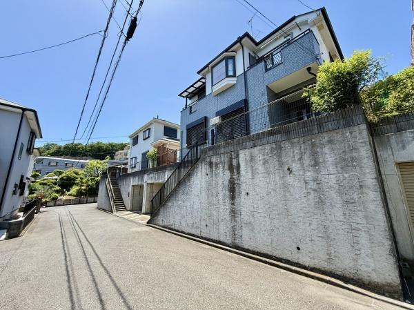 現地は開放感のある前面道路に面しており周囲の建物との距離も確保されています。道路は幅員が広く車の出し入れもスムーズです。明るい日差しが差し込むロケーションに位置しています。