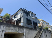 2階建ての外観が印象的な住宅です。敷地の高低差を活かした設計でプライバシーが保たれています。