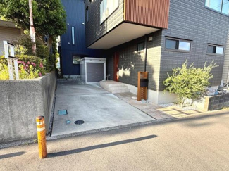 駐車場が建物のすぐ横にあり車の出入りがスムーズに行えます。コンクリート舗装で雨天時も足元が気になりません。自宅入口まで段差が少なく移動しやすい設計です。前面道路からのアクセスもしやすい配置です。