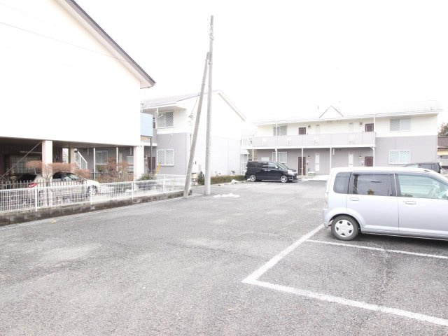 目の前が駐車場