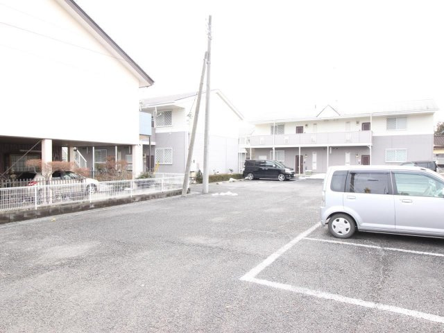 目の前が駐車場