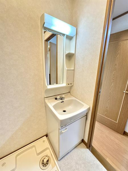 コンパクトタイプの洗面台完備してます