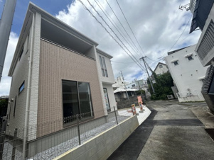 【新築分譲戸建て】宜野湾市野嵩2期・全２棟「２号棟」【前面道路含む現地写真】
