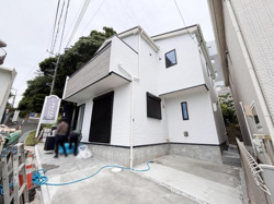 建物に隣接した駐車場はスムーズに車の出し入れができるスペースです。道路からも入りやすい配置となっています。周囲に余裕のある設計で日々の駐車も快適に行えます。敷地内にしっかりとした舗装が施されています。