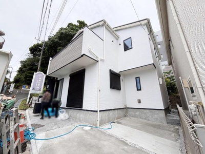 建物に隣接した駐車場はスムーズに車の出し入れができるスペースです。道路からも入りやすい配置となっています。周囲に余裕のある設計で日々の駐車も快適に行えます。敷地内にしっかりとした舗装が施されています。