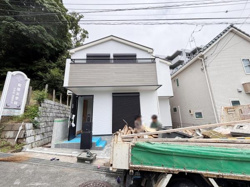シンプルなデザインの外観が特徴です。バルコニーが付いており建物全体にすっきりとした印象があります。前面道路も広く車の出入りがしやすそうです。周囲は緑も多く落ち着いた雰囲気が感じられます。