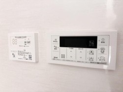 壁面に設置されたコントロールパネルが快適な操作をサポートします。シンプルなデザインで操作しやすい仕様です。大きなボタンで見やすく手元で各種設定が可能です。すっきりとした印象の機能パネルが魅力です。