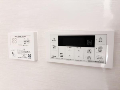壁面に設置されたコントロールパネルが快適な操作をサポートします。シンプルなデザインで操作しやすい仕様です。大きなボタンで見やすく手元で各種設定が可能です。すっきりとした印象の機能パネルが魅力です。