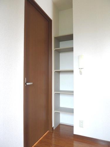 キッチン横には収納棚！