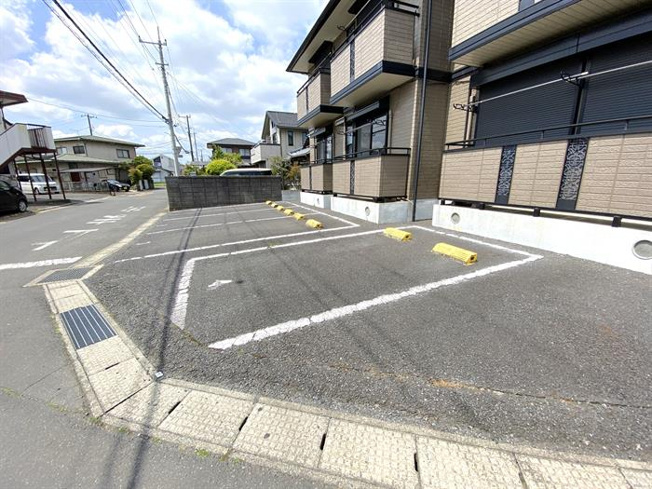 各部屋駐車場1台付です