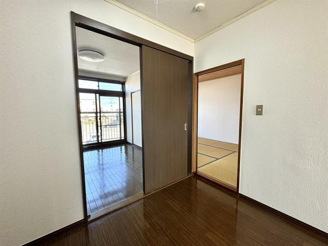 キッチンから見た室内です