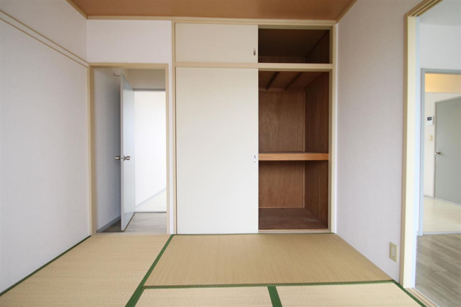 押入れタイプの収納♪天袋もあります。