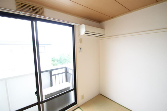 エアコンは和室にございます。