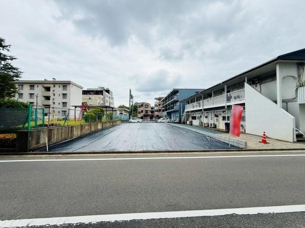 前面道路を含めた現地写真です。幅広い道路に面しており車の出入りもしやすいです。敷地の形状も確認しやすく現地の状況がしっかりと伝わります。